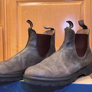 Blundstone Rustic Brown Chelsea Boots with Elastic Sides